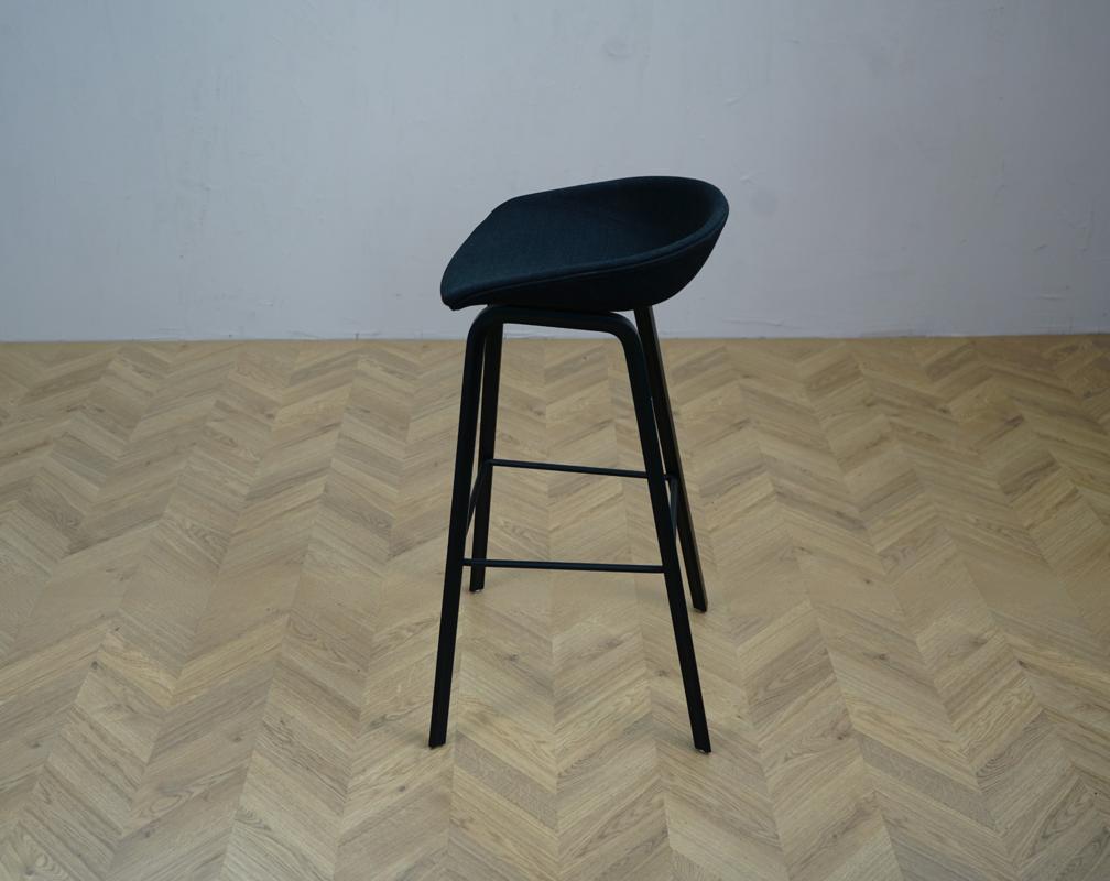 Sidevisning af HAY AAS 32 barstol i sort – viser stolens buede ryg og elegante træben.